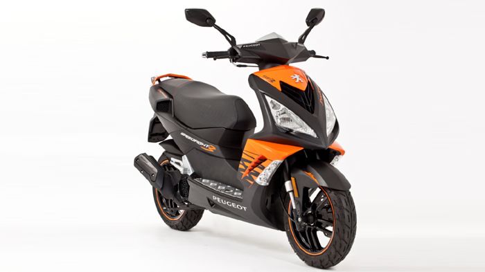 Ο κινητήρας, δανεισμένος από το Tweet 125, έχει βελτιώσεις στον κινητήρα για περ Ο κινητήρας, δανεισμένος από το Tweet 125, έχει βελτιώσεις στον κινητήρα για περισσότερη ισχύ στο μεσαίο εύρος στροφών. Εδώ η έκδοση Darkside.